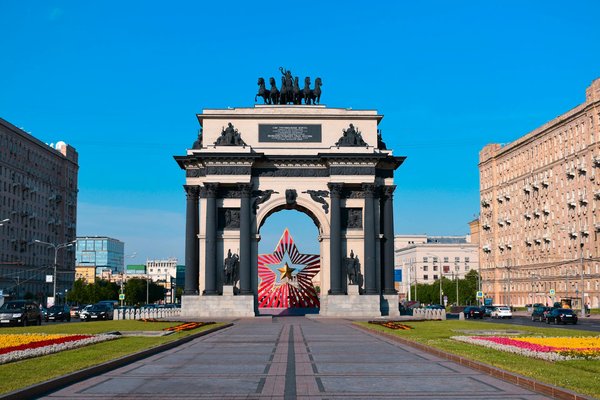 Quels sont les avantages de louer une maison de vacances en Suède avec des excursions en canoë et des randonnées en forêt?